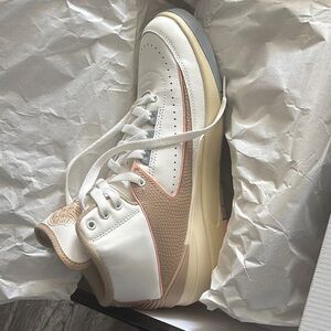 Stylish White and Tan Retro 1 sneakers